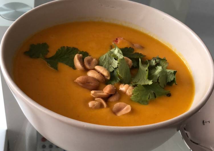 Sopa de zanahoria con leche de coco y gambas en Thermomix