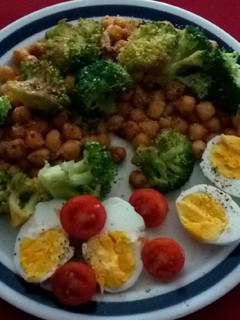 Una foto de Garbanzos con brócoli y huevo