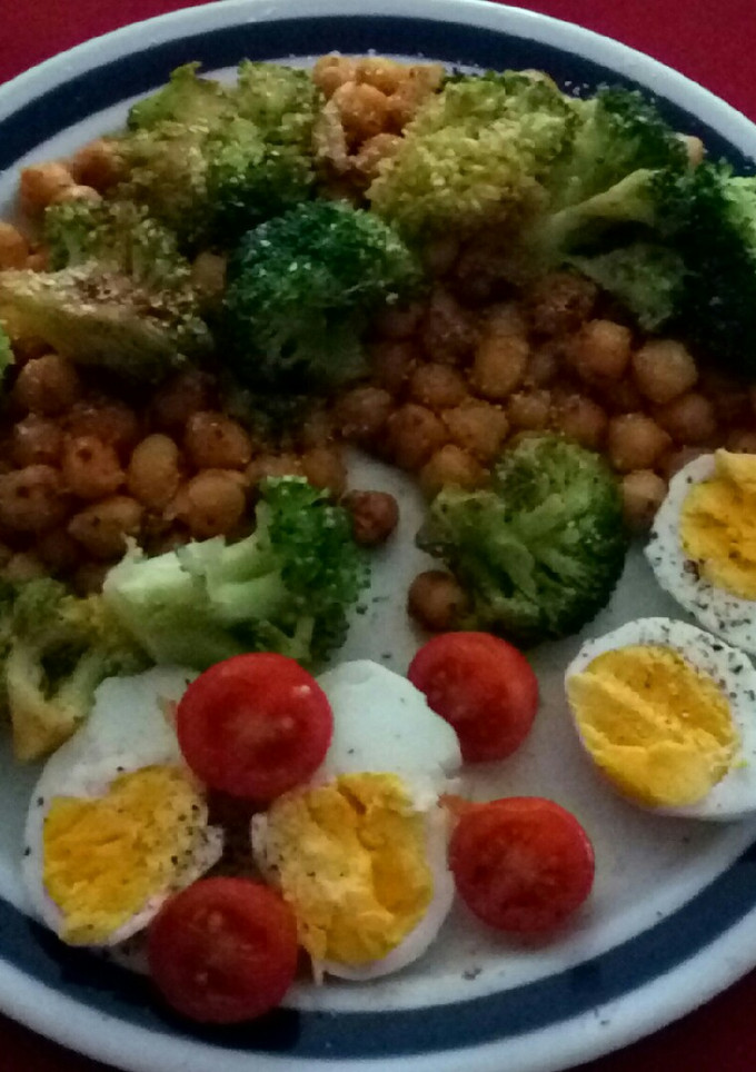 Una foto de Garbanzos con brócoli y huevo