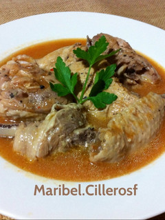 Una foto de Pollo jugoso con salsa