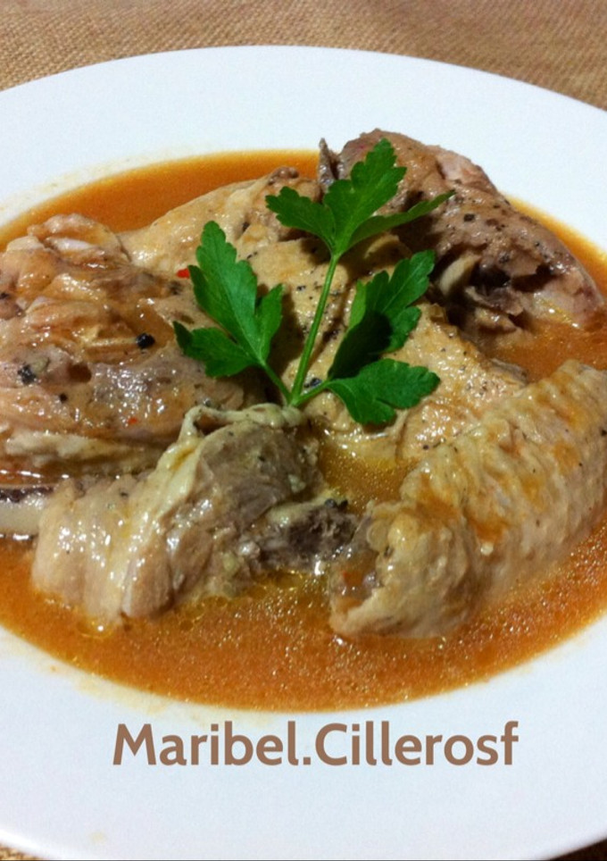 Una foto de Pollo jugoso con salsa