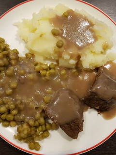 Una foto de Carne al vino - Acompañado con arvejas salteadas y puré