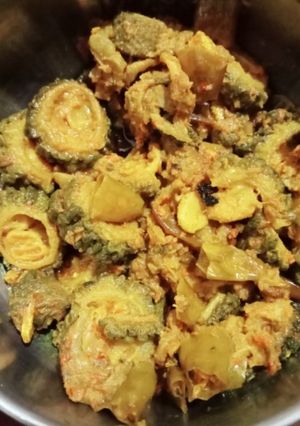 करेला (karela recipe in Hindi) रेसिपी मुख्य फोटो