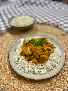 Una foto de Pollo al curry con arroz