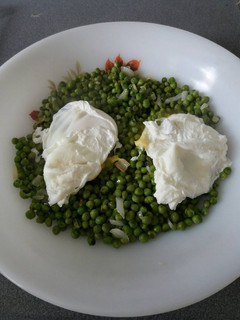 Una foto de Guisantes con huevos escalfados