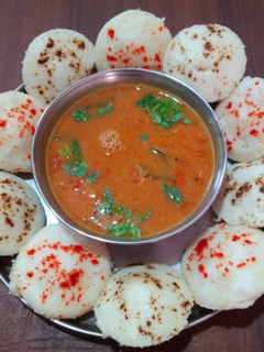 ઈડલી સંભાર (Idli Sambhar Recipe In Gujarati) રેસીપી મુખ્ય ફોટો