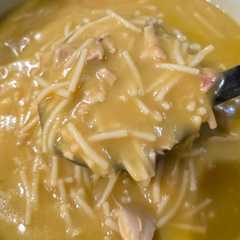 Una foto de Sopa de pollo y fideos saludable
