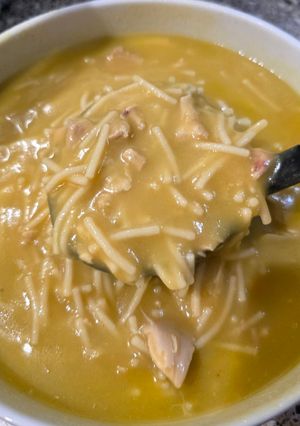 Una foto de Sopa de pollo y fideos saludable