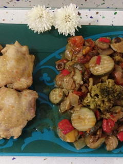 Una foto de Contramuslos de pollo en salsa cremosa de cebolla y salteado italiano de verduras