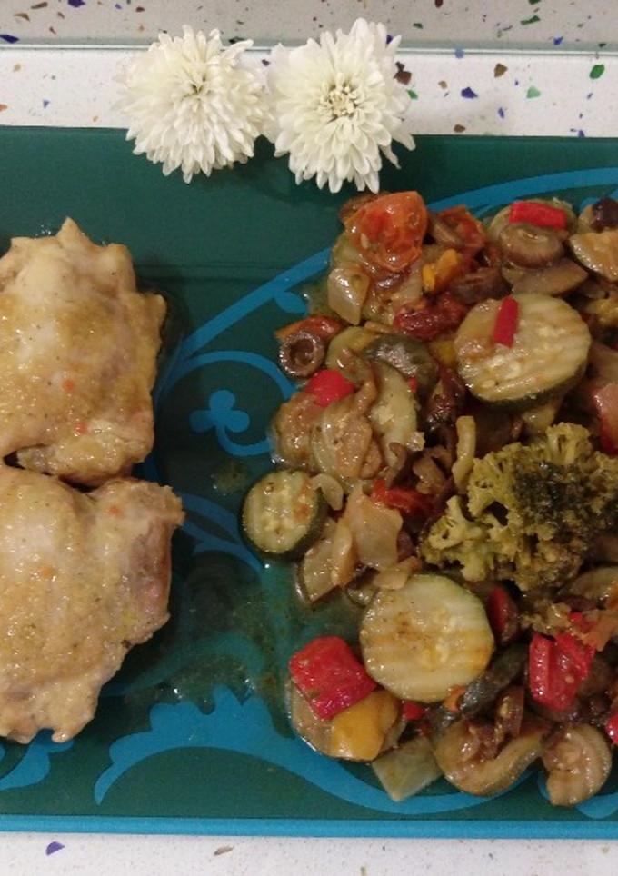Una foto de Contramuslos de pollo en salsa cremosa de cebolla y salteado italiano de verduras