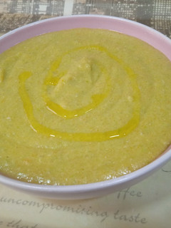 Una foto de Puré de pollo, guisantes y zanahorias
