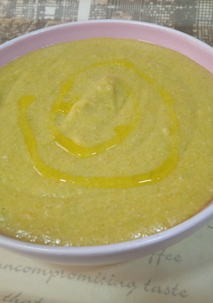 Una foto de Puré de pollo, guisantes y zanahorias