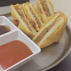 A picture of Bread pakoda.