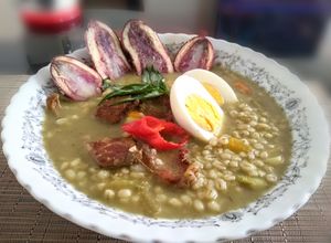 Una foto de Sopa verde con Morón 👍🇵🇪