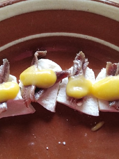 Una foto de Aperitivo de queso, anchoa y salsa de mango