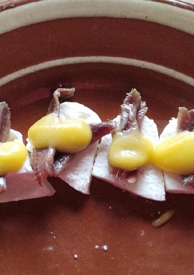 Una foto de Aperitivo de queso, anchoa y salsa de mango