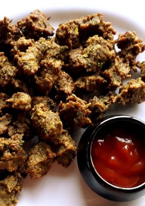 हिरव्या मुगाची भजी (hirvya moongachi bhaji recipe in marathi) रेसिपी चे मुख्य फोटो 