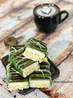 A picture of Lemper Ayam Bakar (Grilled Glutinous Rice with Seasoned Chicken Floss).