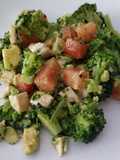 Ensalada de brócoli, pollo, tomate y aguacate con vinagreta de mostaza