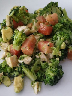 Una foto de Ensalada de brócoli, pollo, tomate y aguacate con vinagreta de mostaza