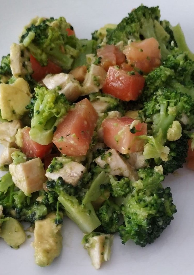 Una foto de Ensalada de brócoli, pollo, tomate y aguacate con vinagreta de mostaza