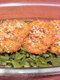 Filetes rusos vegetales sobre judías pasadas por la sartén
