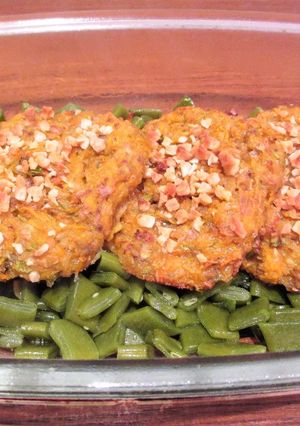 Una foto de Filetes rusos vegetales sobre judías pasadas por la sartén