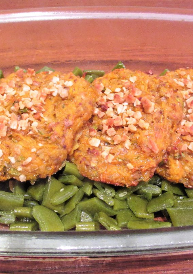 Una foto de Filetes rusos vegetales sobre judías pasadas por la sartén