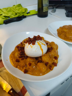 Una foto de Gnocchi en salsa de tomate cherry con choricito y burrata