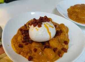 Una foto de Gnocchi en salsa de tomate cherry con choricito y burrata