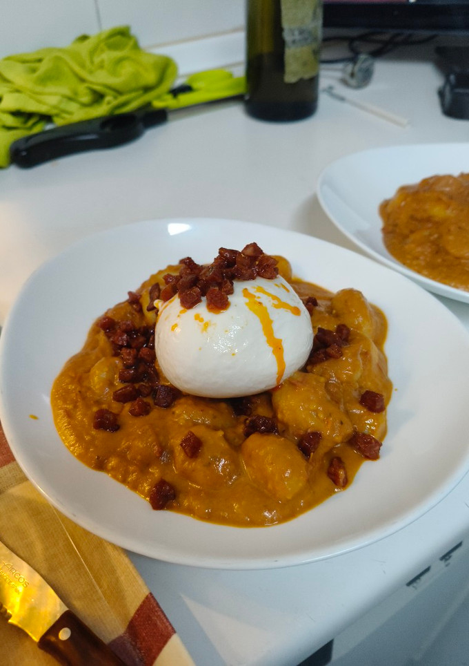 Una foto de Gnocchi en salsa de tomate cherry con choricito y burrata