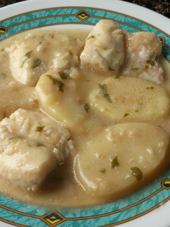 Una foto de Merluza en salsa, y patatas