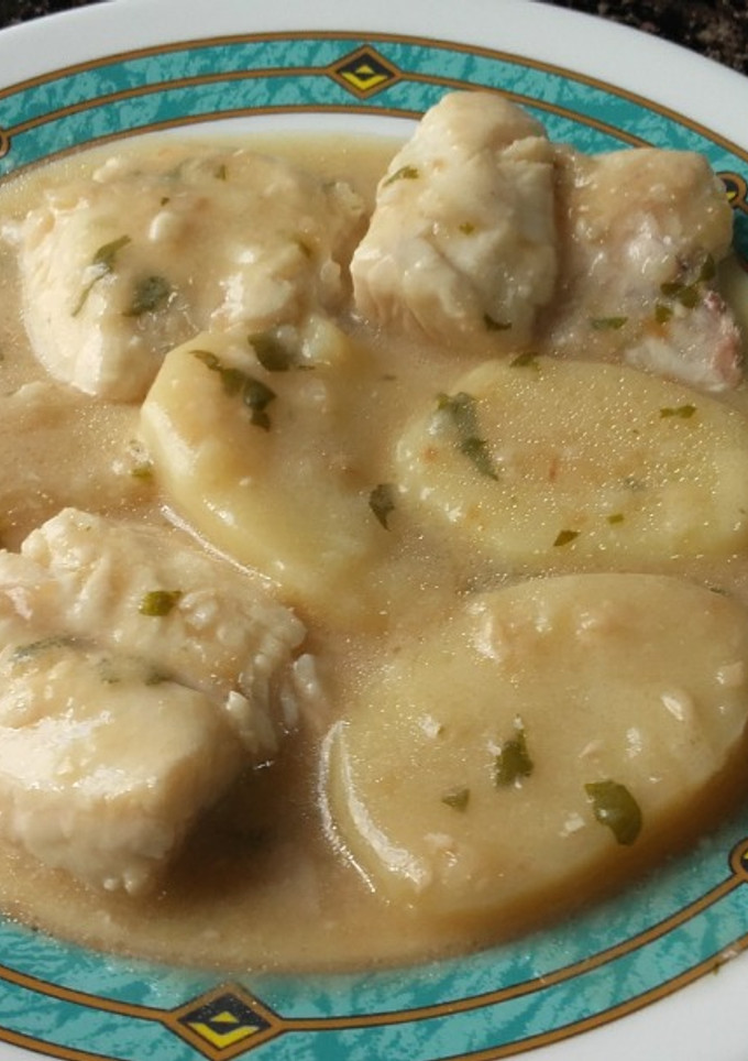 Una foto de Merluza en salsa, y patatas