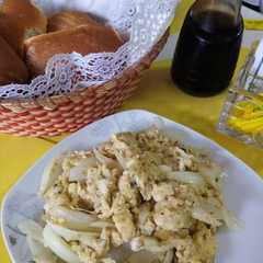 Una foto de Huevos Revueltos con Cebolla