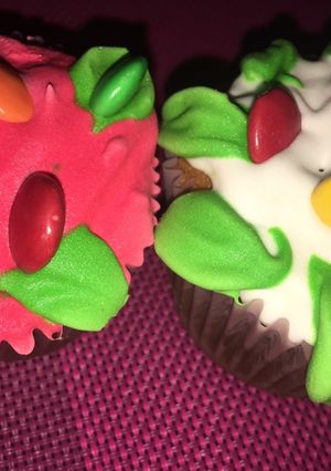 Una foto de Cupcakes diferentes (con glaseado, no es crema) y confites 🧁👩‍👦