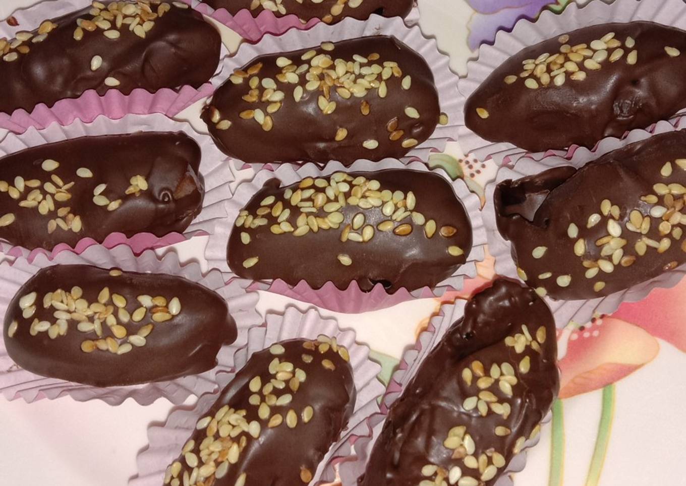 Kurma coklat isi almond