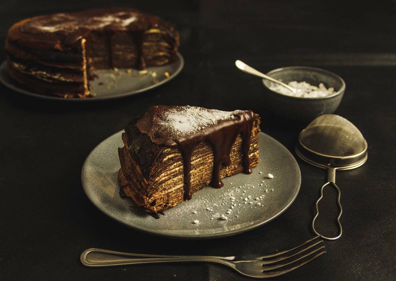 Cocoa CrÃªpe-Cake with the classic cheesecake filling