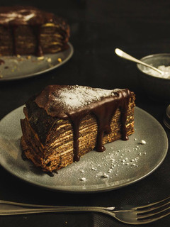 A picture of Cocoa Crêpe-Cake with the classic cheesecake filling.