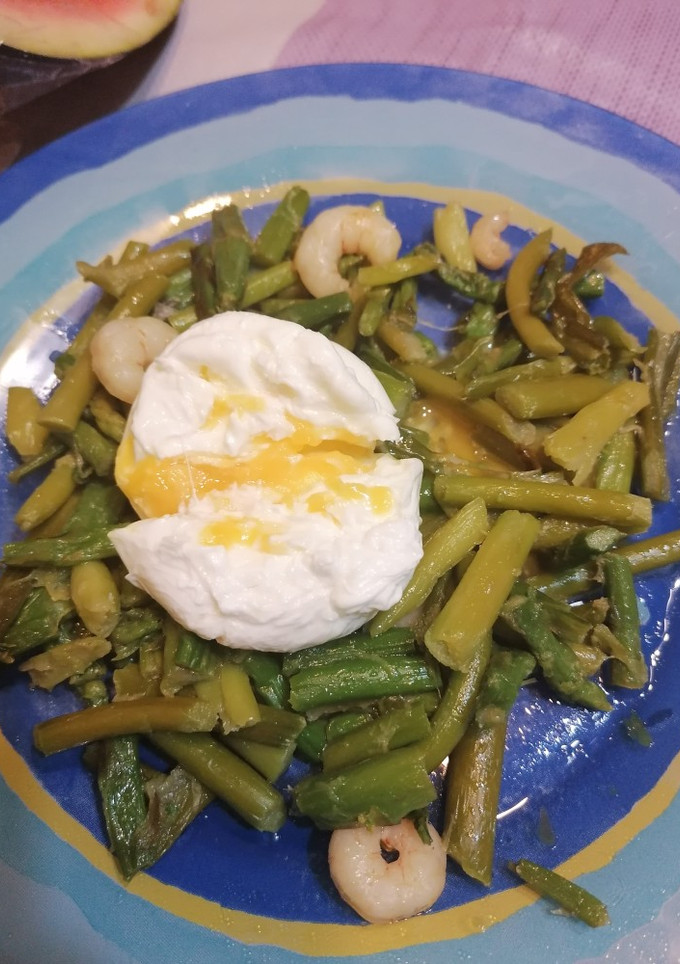 Una foto de Salteado de espárragos y huevo poché