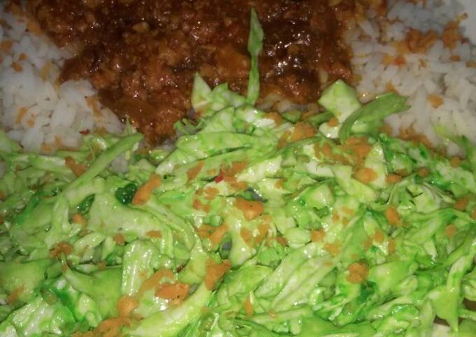 White rice and stew with simple colour salad