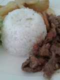 Lomo salteado con una porción de arroz y papas fritas