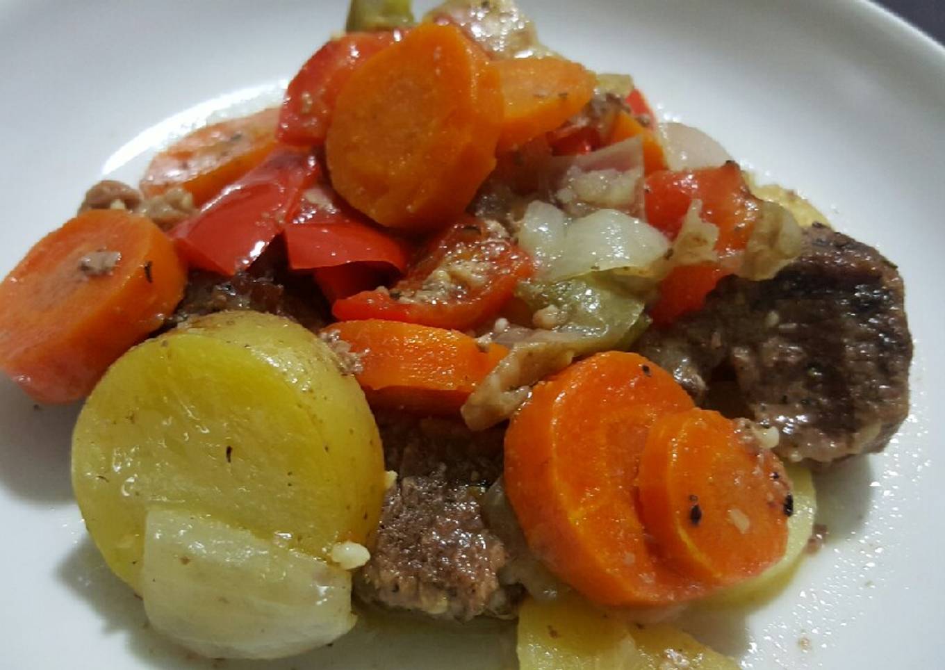 Trocitos de carne con verduras y especias