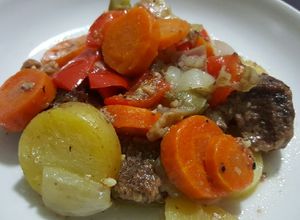 Una foto de Trocitos de carne con verduras y especias