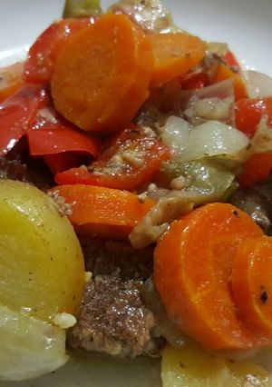 Una foto de Trocitos de carne con verduras y especias
