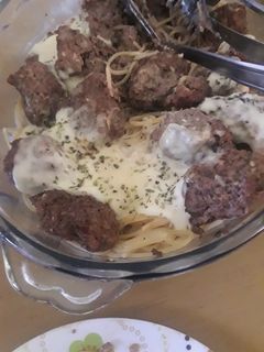 Una foto de Albóndigas con spaghetti queso y salsa 4 quesos