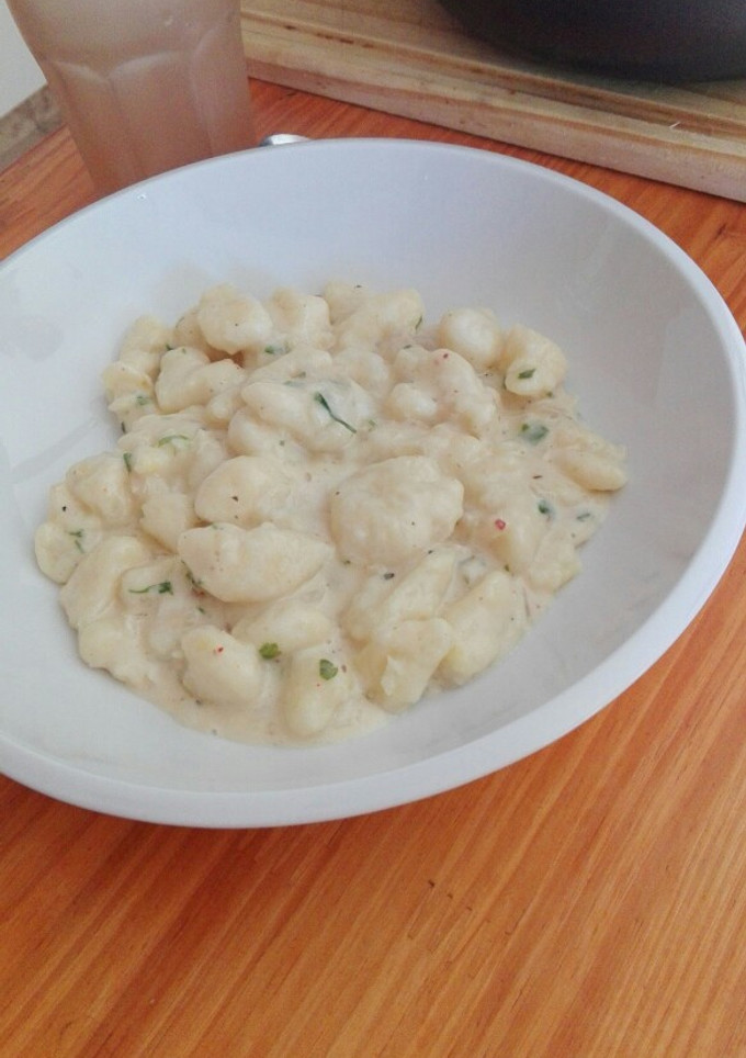 Una foto de Ñoquis con salsa blanca