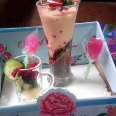 A picture of Pilling veggies and fruit smoothy(in LIFE NO MAKING THIS SAMOOTHY).