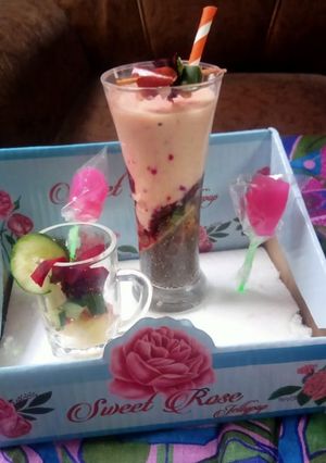 A picture of Pilling veggies and fruit smoothy(in LIFE NO MAKING THIS SAMOOTHY).
