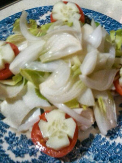 Una foto de Ensalada de tomates en flor