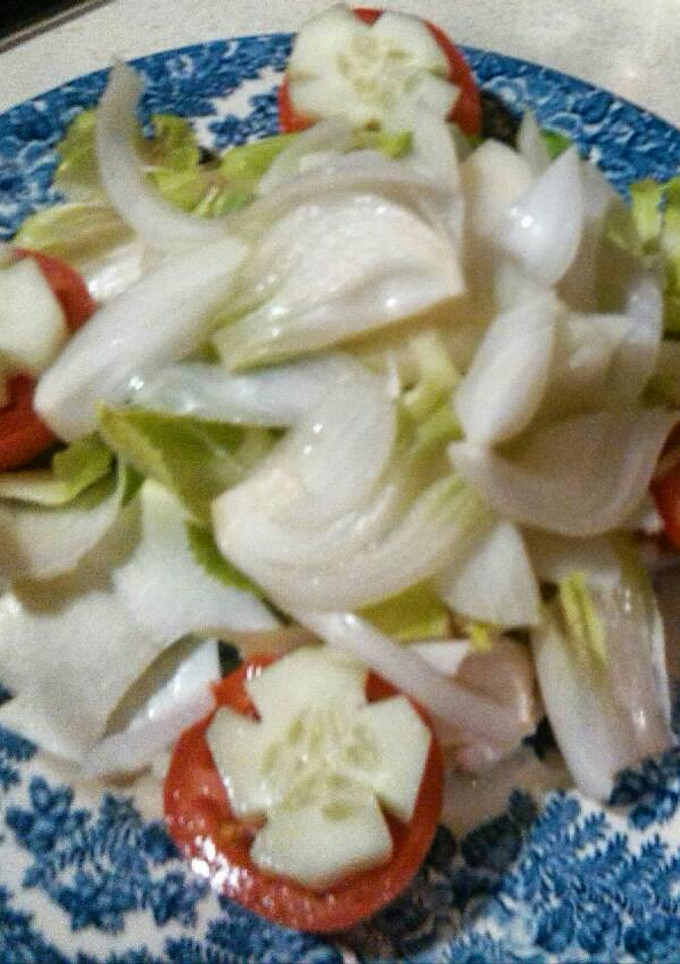Una foto de Ensalada de tomates en flor